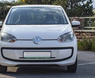 Vista frontale di un noleggio Volkswagen Up in Becici, Montenegro ✓ Auto #2461. ✓ Cambio Automatico TM ✓ 1 recensioni.