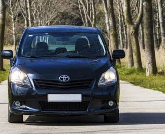 Toyota Corolla Verso 2011 disponibile per il noleggio in Becici, con limite di chilometraggio di illimitato.