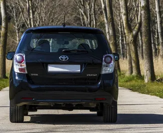 Interni di Toyota Corolla Verso in affitto in Montenegro. Un'ottima auto da 7 posti con cambio Automatico.