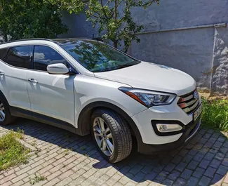 Vista frontale di un noleggio Hyundai Santa Fe a Simferopol, Crimea ✓ Auto #3074. ✓ Cambio Automatico TM ✓ 0 recensioni.