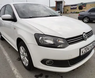 Vista frontale di un noleggio Volkswagen Polo Sedan a Simferopol, Crimea ✓ Auto #3080. ✓ Cambio Automatico TM ✓ 0 recensioni.