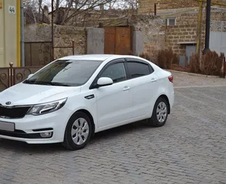 Vista frontale di un noleggio Kia Rio in Yevpatoriya, Crimea ✓ Auto #2630. ✓ Cambio Automatico TM ✓ 0 recensioni.