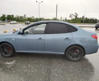 Interni di Hyundai Elantra in affitto in Crimea. Un'ottima auto da 5 posti con cambio Automatico.