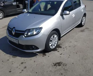 Vista frontale di un noleggio Renault Sandero a Simferopol, Crimea ✓ Auto #3084. ✓ Cambio Manuale TM ✓ 0 recensioni.