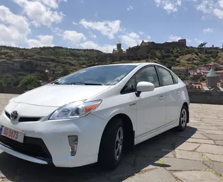 Vista frontale di un noleggio Toyota Prius a Tbilisi, Georgia ✓ Auto #3159. ✓ Cambio Automatico TM ✓ 29 recensioni.