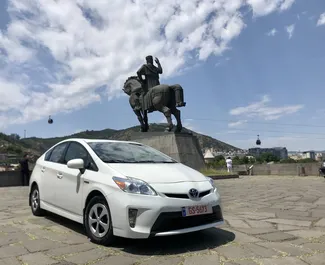 Toyota Prius 2015 disponibile per il noleggio a Tbilisi, con limite di chilometraggio di illimitato.