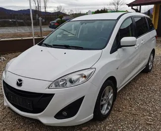 Vista frontale di un noleggio Mazda 5 all'aeroporto di Burgas, Bulgaria ✓ Auto #2872. ✓ Cambio Automatico TM ✓ 0 recensioni.