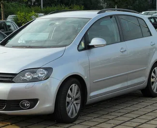 Vista frontale di un noleggio Volkswagen Golf Plus all'aeroporto di Burgas, Bulgaria ✓ Auto #3162. ✓ Cambio Automatico TM ✓ 0 recensioni.