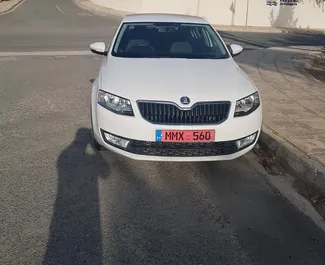 Vista frontale di un noleggio Skoda Octavia a Paphos, Cipro ✓ Auto #2670. ✓ Cambio Manuale TM ✓ 1 recensioni.