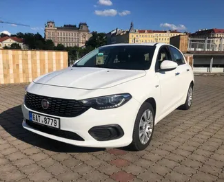 Vista frontale di un noleggio Fiat Tipo a Praga, Cechia ✓ Auto #2660. ✓ Cambio Automatico TM ✓ 0 recensioni.