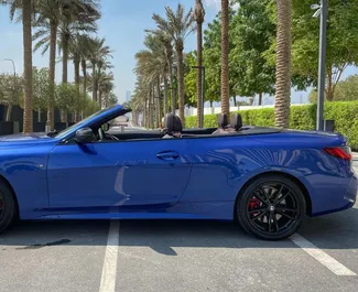 Vista frontale di un noleggio BMW M440i Cabrio a Dubai, Emirati Arabi Uniti ✓ Auto #3157. ✓ Cambio Automatico TM ✓ 0 recensioni.