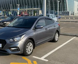 Vista frontale di un noleggio Hyundai Solaris all'aeroporto di Simferopol, Crimea ✓ Auto #1944. ✓ Cambio Automatico TM ✓ 0 recensioni.