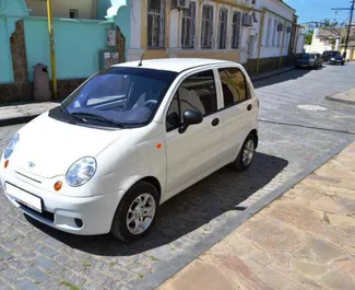 Vista frontale di un noleggio Daewoo Matiz in Yevpatoriya, Crimea ✓ Auto #3199. ✓ Cambio Manuale TM ✓ 0 recensioni.