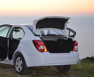 Vista frontale di un noleggio Chevrolet Aveo a Budva, Montenegro ✓ Auto #3155. ✓ Cambio Automatico TM ✓ 1 recensioni.