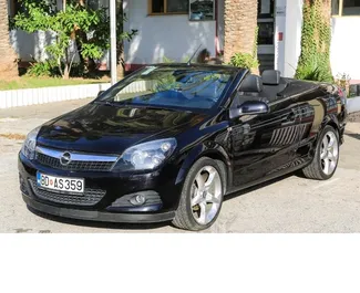 Vista frontale di un noleggio Opel Astra CC a Budva, Montenegro ✓ Auto #3156. ✓ Cambio Automatico TM ✓ 0 recensioni.