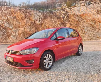 Vista frontale di un noleggio Volkswagen Golf Sportsvan a Rafailovici, Montenegro ✓ Auto #501. ✓ Cambio Automatico TM ✓ 2 recensioni.