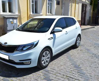 Vista frontale di un noleggio Kia Rio in Yevpatoriya, Crimea ✓ Auto #3200. ✓ Cambio Automatico TM ✓ 0 recensioni.