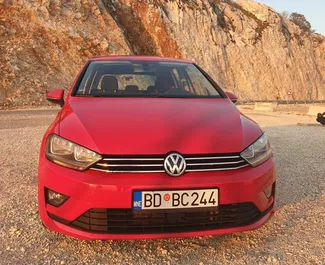 Vista frontale di un noleggio Volkswagen Golf 7+ Sportsvan a Rafailovici, Montenegro ✓ Auto #501. ✓ Cambio Automatico TM ✓ 2 recensioni.