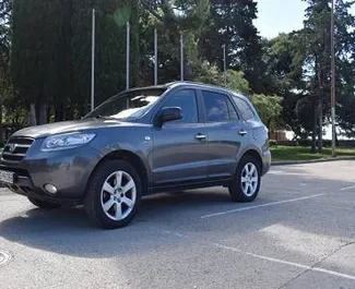 Vista frontale di un noleggio Hyundai Santa Fe a Budva, Montenegro ✓ Auto #3145. ✓ Cambio Automatico TM ✓ 0 recensioni.