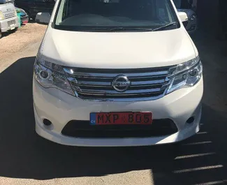 Vista frontale di un noleggio Nissan Serena a Paphos, Cipro ✓ Auto #3172. ✓ Cambio Automatico TM ✓ 0 recensioni.
