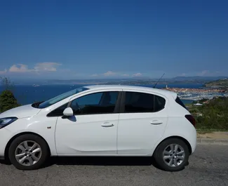 Vista frontale di un noleggio Opel Corsa a Lubiana, Slovenia ✓ Auto #3372. ✓ Cambio Automatico TM ✓ 0 recensioni.