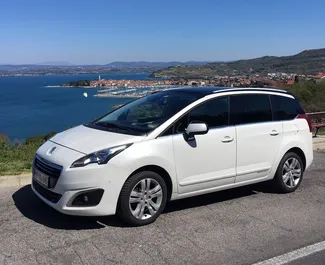 Vista frontale di un noleggio Peugeot 5008 a Lubiana, Slovenia ✓ Auto #3374. ✓ Cambio Automatico TM ✓ 3 recensioni.