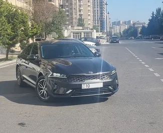 Vista frontale di un noleggio Kia K5 a Baku, Azerbaigian ✓ Auto #3485. ✓ Cambio Automatico TM ✓ 0 recensioni.