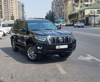 Vista frontale di un noleggio Toyota Land Cruiser Prado a Baku, Azerbaigian ✓ Auto #3484. ✓ Cambio Automatico TM ✓ 0 recensioni.