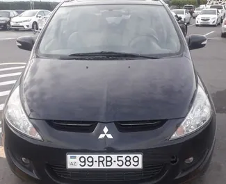 Vista frontale di un noleggio Mitsubishi Grandis a Baku, Azerbaigian ✓ Auto #3534. ✓ Cambio Automatico TM ✓ 0 recensioni.