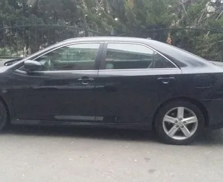 Vista frontale di un noleggio Toyota Camry a Baku, Azerbaigian ✓ Auto #3509. ✓ Cambio Automatico TM ✓ 0 recensioni.