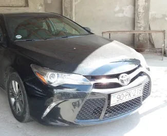 Vista frontale di un noleggio Toyota Camry a Baku, Azerbaigian ✓ Auto #3639. ✓ Cambio Automatico TM ✓ 0 recensioni.