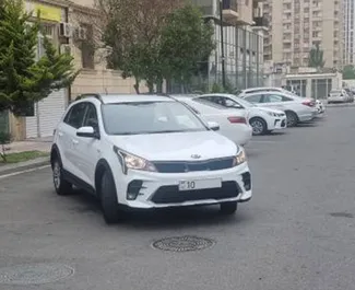 Vista frontale di un noleggio Kia Rio X-line a Baku, Azerbaigian ✓ Auto #3488. ✓ Cambio Automatico TM ✓ 1 recensioni.