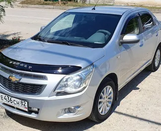 Vista frontale di un noleggio Chevrolet Cobalt a Feodosiya, Crimea ✓ Auto #3446. ✓ Cambio Automatico TM ✓ 0 recensioni.