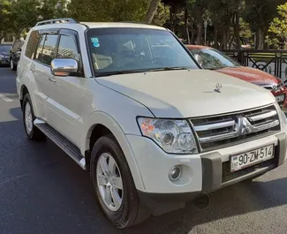 Vista frontale di un noleggio Mitsubishi Pajero a Baku, Azerbaigian ✓ Auto #3506. ✓ Cambio Automatico TM ✓ 2 recensioni.