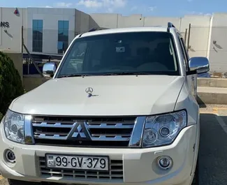 Vista frontale di un noleggio Mitsubishi Pajero a Baku, Azerbaigian ✓ Auto #3520. ✓ Cambio Automatico TM ✓ 0 recensioni.