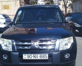 Vista frontale di un noleggio Mitsubishi Pajero a Baku, Azerbaigian ✓ Auto #3519. ✓ Cambio Automatico TM ✓ 0 recensioni.
