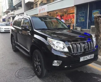 Vista frontale di un noleggio Toyota Land Cruiser Prado a Baku, Azerbaigian ✓ Auto #3524. ✓ Cambio Automatico TM ✓ 0 recensioni.