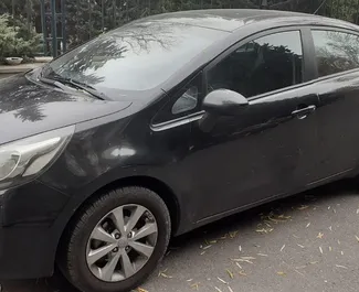 Vista frontale di un noleggio Kia Rio a Baku, Azerbaigian ✓ Auto #3523. ✓ Cambio Automatico TM ✓ 1 recensioni.