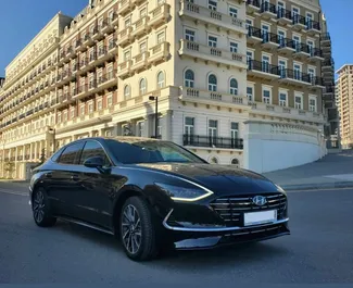 Vista frontale di un noleggio Hyundai Sonata a Baku, Azerbaigian ✓ Auto #3547. ✓ Cambio Automatico TM ✓ 0 recensioni.