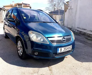 Vista frontale di un noleggio Opel Zafira all'aeroporto di Burgas, Bulgaria ✓ Auto #3624. ✓ Cambio Automatico TM ✓ 0 recensioni.