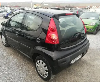 Vista frontale di un noleggio Peugeot 107 all'aeroporto di Burgas, Bulgaria ✓ Auto #3626. ✓ Cambio Automatico TM ✓ 0 recensioni.