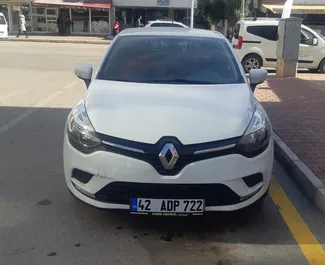 Vista frontale di un noleggio Renault Clio 4 all'aeroporto di Antalya, Turchia ✓ Auto #3742. ✓ Cambio Manuale TM ✓ 0 recensioni.
