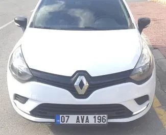 Vista frontale di un noleggio Renault Clio Grandtour all'aeroporto di Antalya, Turchia ✓ Auto #3743. ✓ Cambio Manuale TM ✓ 0 recensioni.