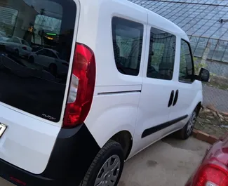 Vista frontale di un noleggio Fiat Doblo all'aeroporto di Antalya, Turchia ✓ Auto #3808. ✓ Cambio Manuale TM ✓ 0 recensioni.