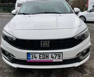 Vista frontale di un noleggio Fiat Egea Multijet a Istanbul, Turchia ✓ Auto #3176. ✓ Cambio Automatico TM ✓ 5 recensioni.