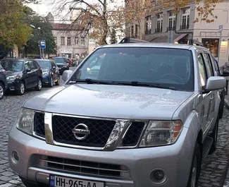 Vista frontale di un noleggio Nissan Pathfinder a Tbilisi, Georgia ✓ Auto #3676. ✓ Cambio Automatico TM ✓ 0 recensioni.