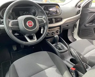 Noleggio Fiat Egea Multijet. Auto Economica, Comfort per il noleggio in Turchia ✓ Cauzione di Deposito di 850 USD ✓ Opzioni assicurative RCT, CDW, Furto, Senza deposito.