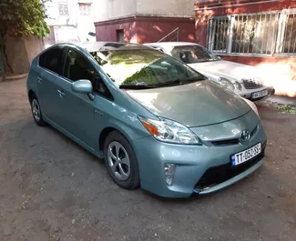 Motore Ibrido da 1,8L di Toyota Prius 2013 per il noleggio all'aeroporto di Tbilisi.