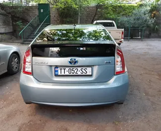 Toyota Prius 2013 con sistema A trazione anteriore, disponibile all'aeroporto di Tbilisi.