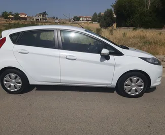 Noleggio auto Ford Fiesta 2015 a Cipro, con carburante Benzina e 98 cavalli di potenza ➤ A partire da 26 EUR al giorno.